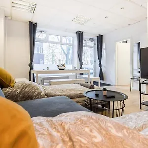 Apartment Spacious Two Br Close To Stadtpark And Street Parking